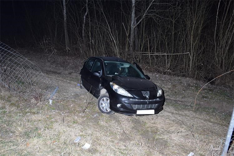 Auto odletio s ceste, 18-godišnjakinja teško ozlijeđena